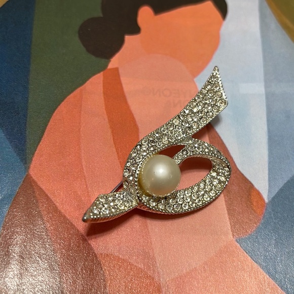 Jewelry - VINTAGE PEARL & CRYSTAL SWIRL BROOCH